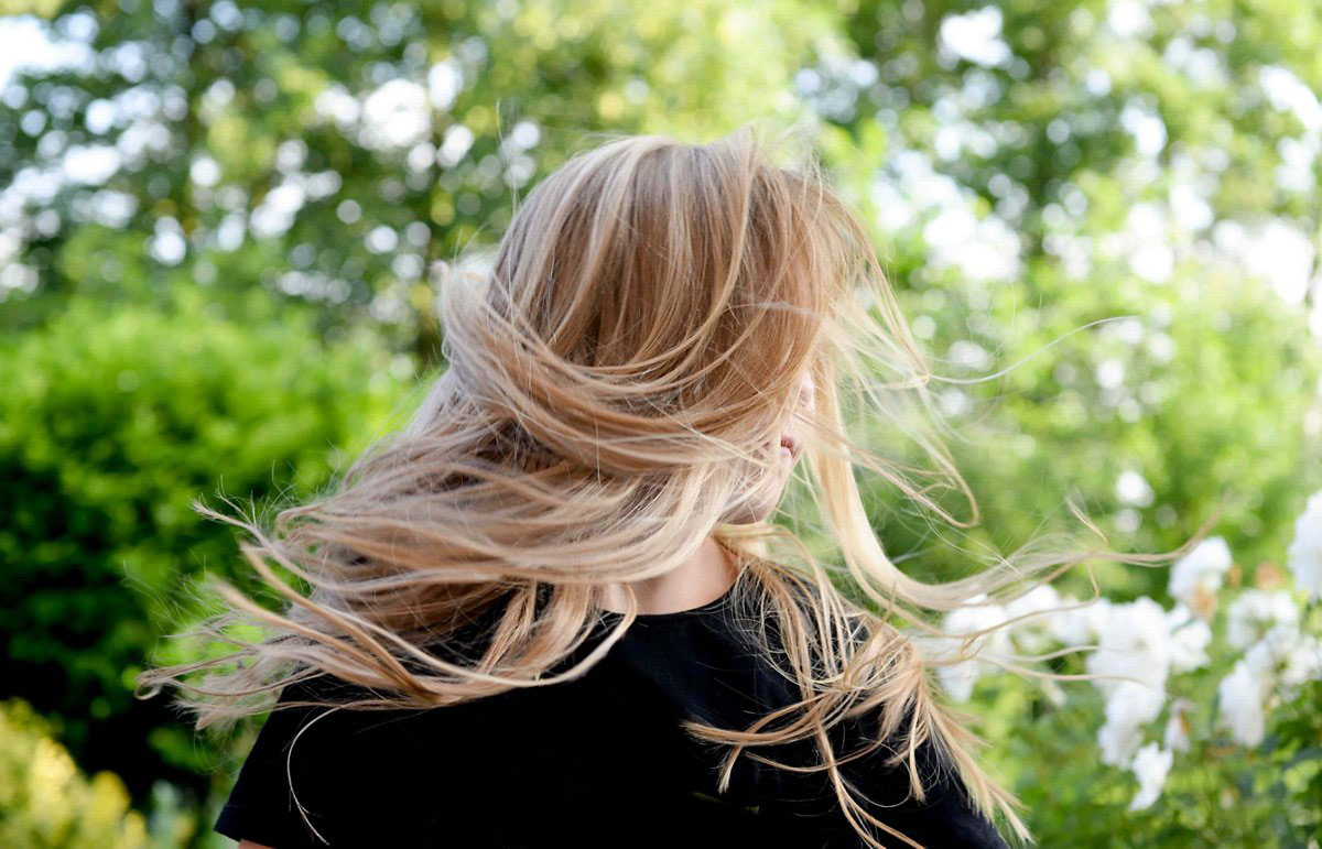 Jak rozjaśnić włosy w domu – 4 sposoby